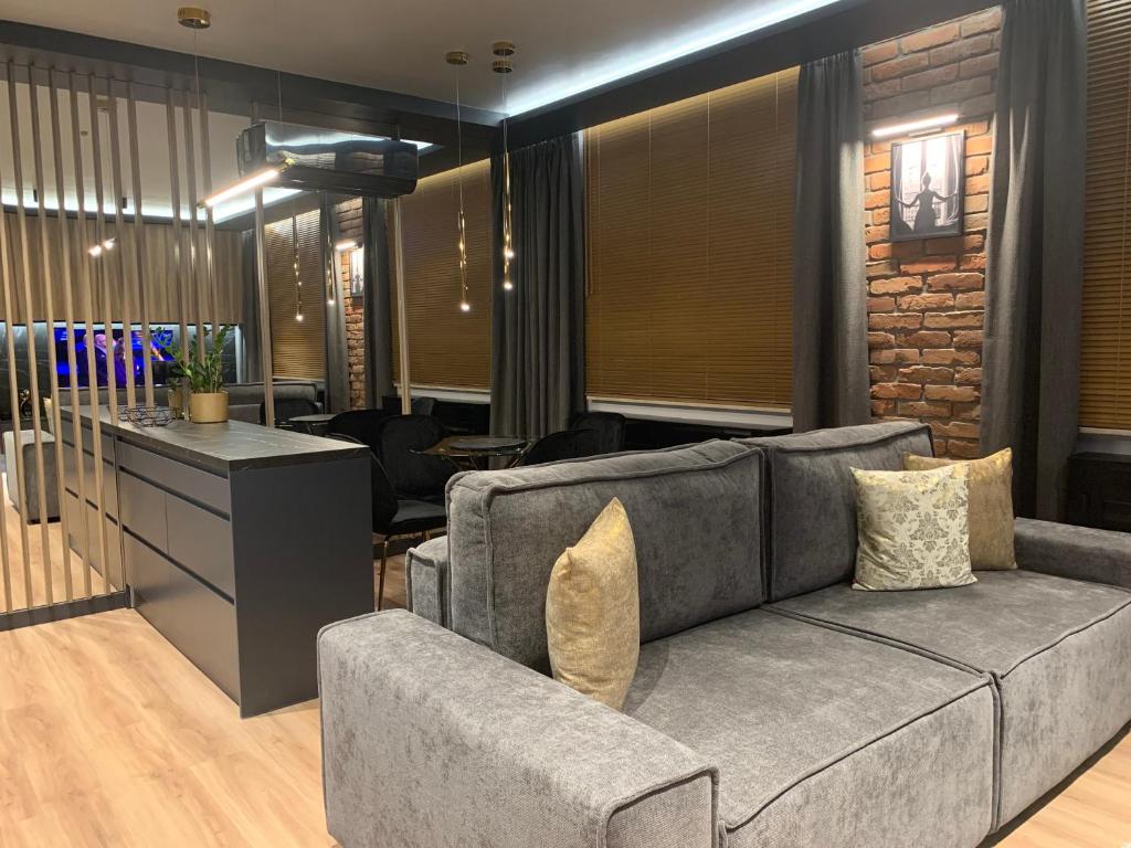 Luxury Apartament Wyszyńskiego z Klimatyzacja في رادوم: غرفة معيشة مع أريكة وطاولة