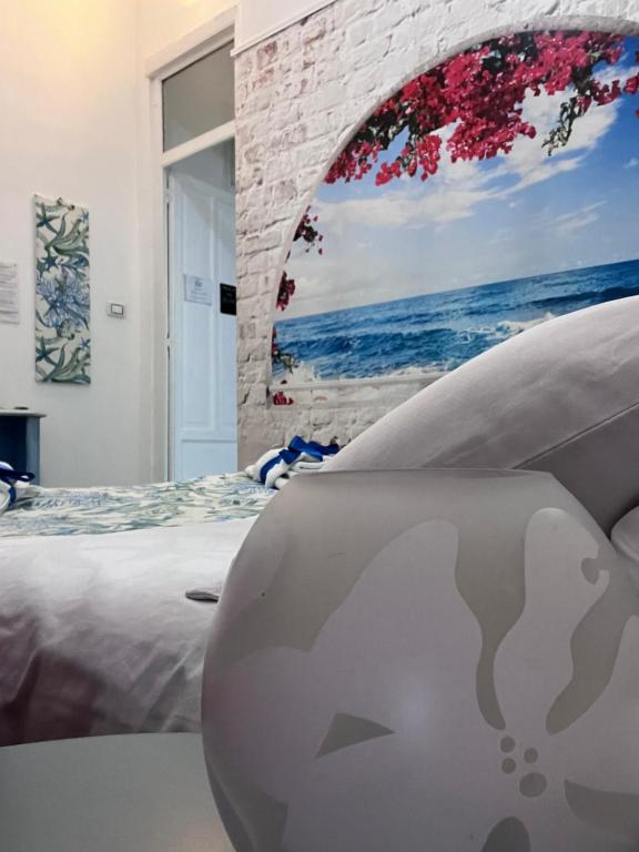 een slaapkamer met een bed en een schilderij aan de muur bij B&B 091 in Palermo