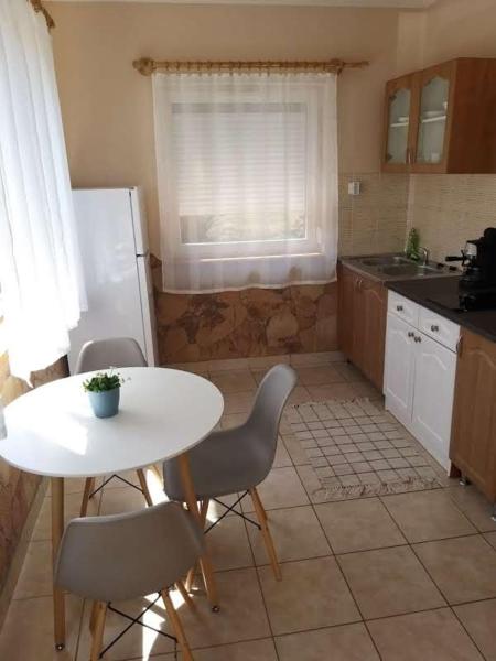 Kuchnia lub aneks kuchenny w obiekcie Bellis - Apartmanok
