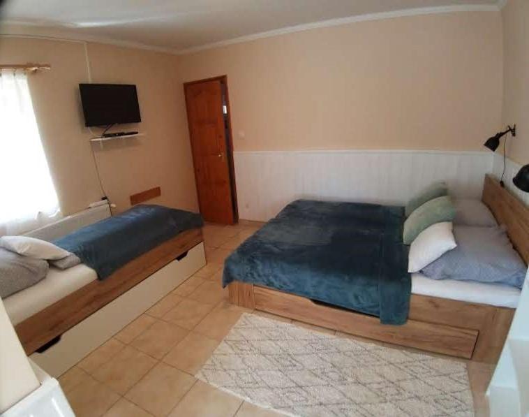 Łóżko lub łóżka w pokoju w obiekcie Bellis - Apartmanok