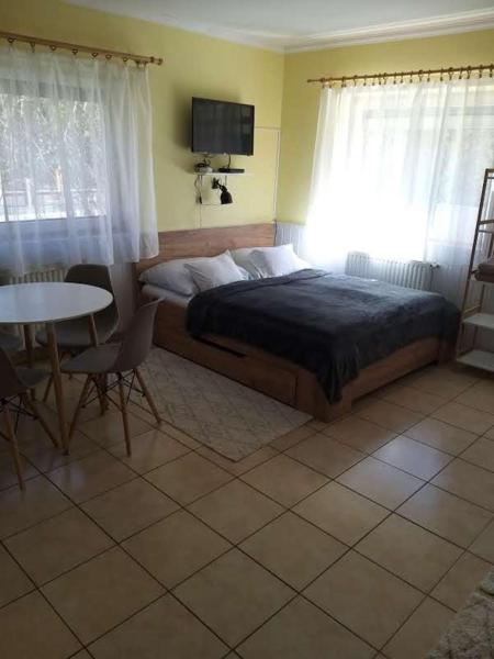 Łóżko lub łóżka w pokoju w obiekcie Bellis - Apartmanok