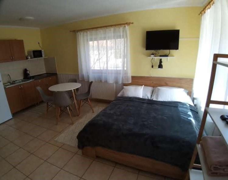 Łóżko lub łóżka w pokoju w obiekcie Bellis - Apartmanok