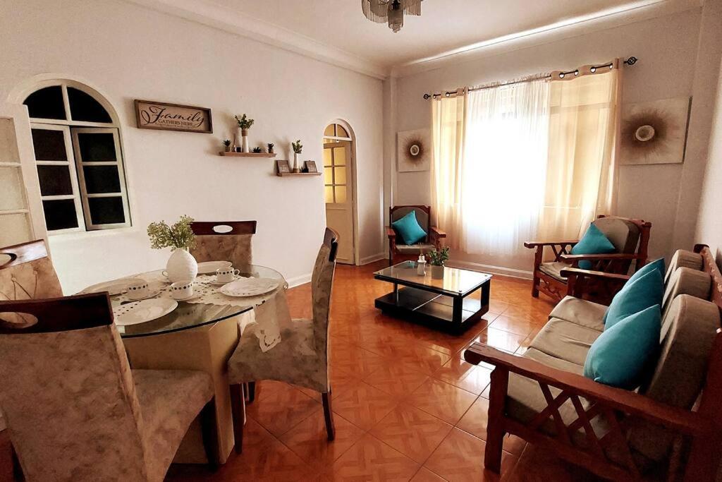 利馬的住宿－Apartamento Entero en Centro de Miraflores - 2 habitaciones，客厅设有餐桌和椅子