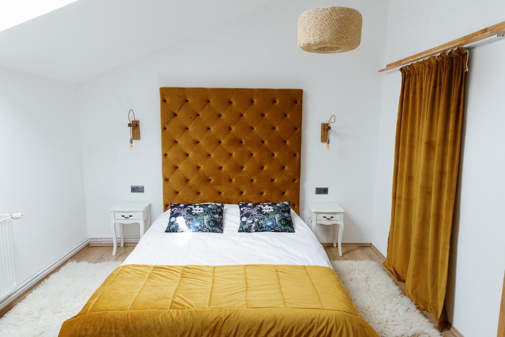 Un pat sau paturi într-o cameră la Casa Tamplarului