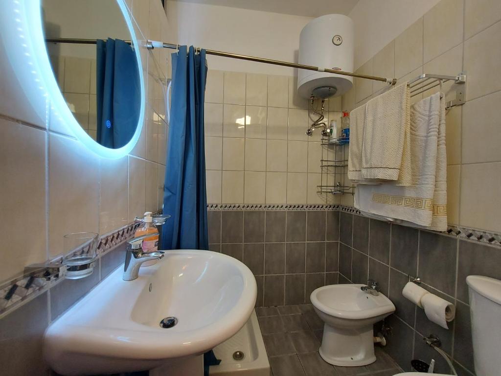SEA & SUN Seaview Apartments { Fully equipped } - Image 8