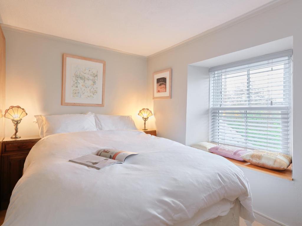 Cama o camas de una habitación en Finest Retreats - West Cottage at Goldsithney