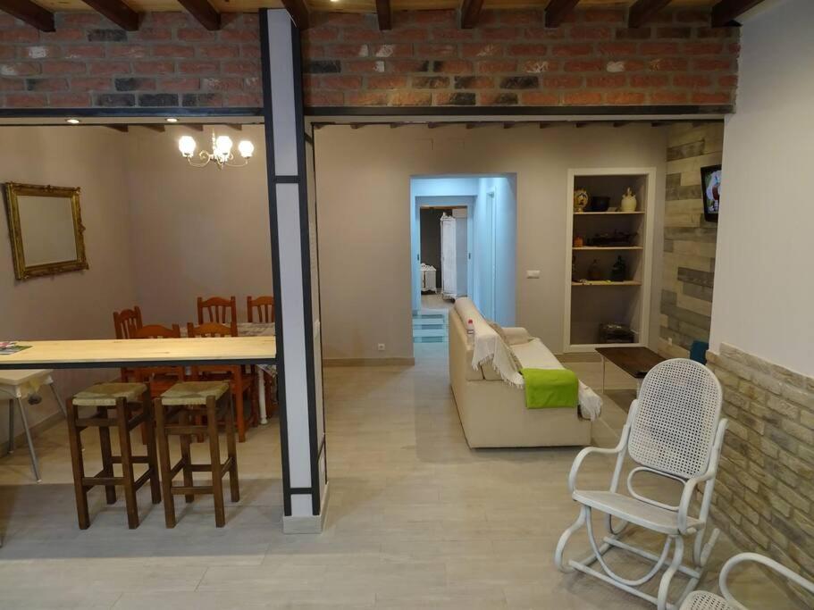 Booking.com: CASA RURAL con chimenea y jacuzzi , Sella ...