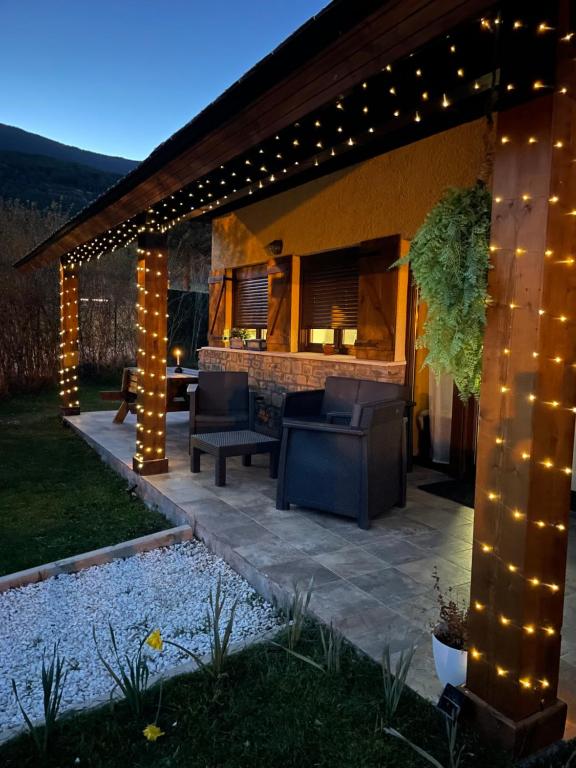 un pergolato con luci su un patio di Casa El Rincón del Juncaral a Villanúa