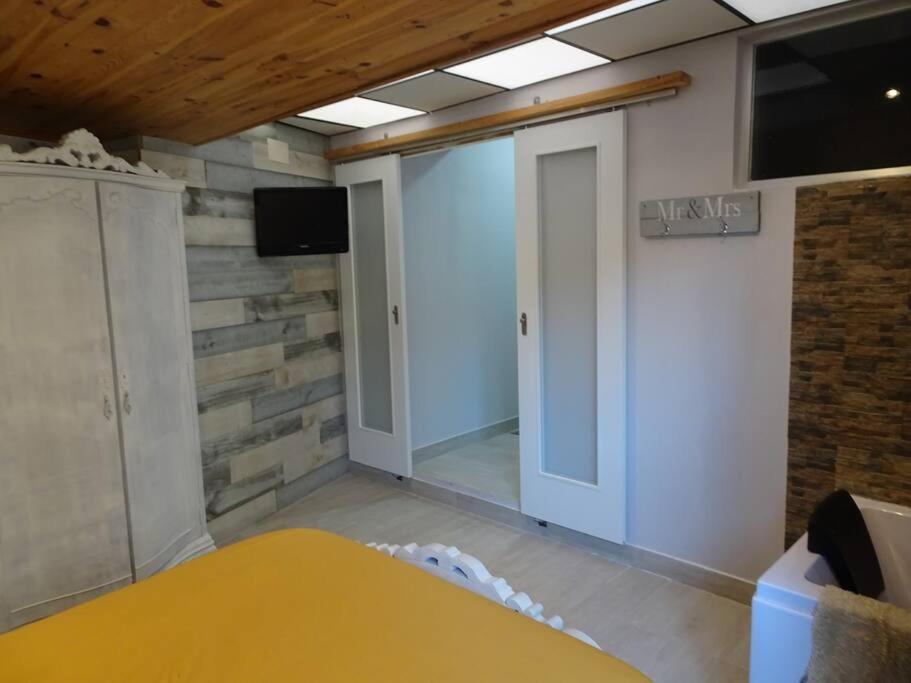 Booking.com: CASA RURAL con chimenea y jacuzzi , Sella ...