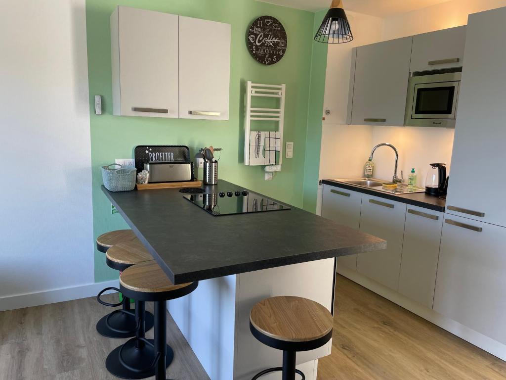 Kuchyň nebo kuchyňský kout v ubytování Appartement T3 vue mer Sauzon balcon et parking privé