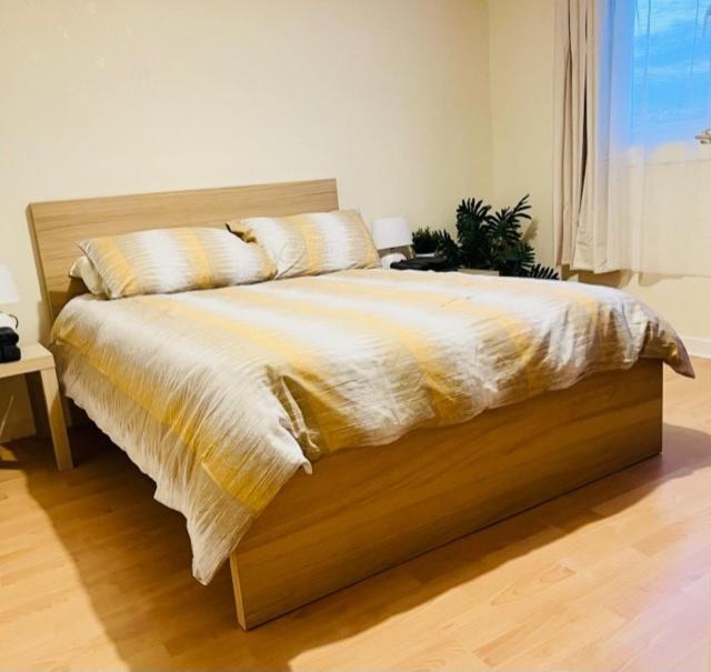 a large bed in a bedroom with at Gardiner Cottage in Prestwick