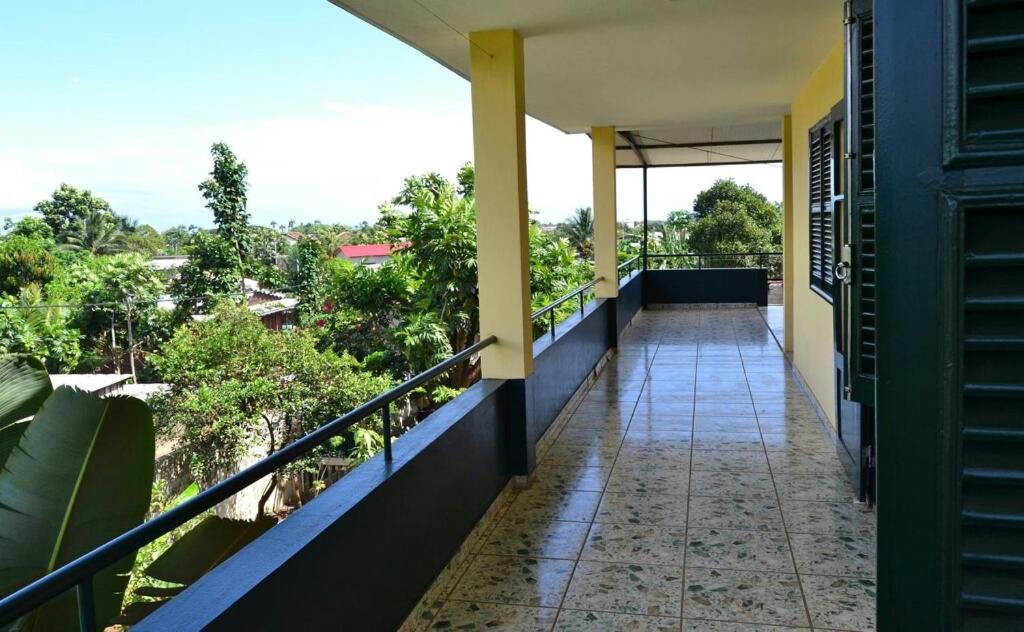 uma varanda de uma casa com vista em Santos`s House em São Tomé