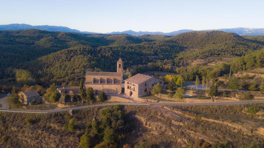 una vista aérea de una iglesia en las montañas en Casa Rural Sant Petrus de Madrona, en Pinell de Solsonès
