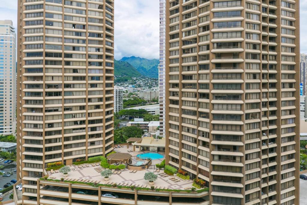 eine Luftansicht von zwei hohen Gebäuden in einer Stadt in der Unterkunft Two Bedroom Discovery Bay High Rise Condos with Lanai & Gorgeous Views in Honolulu