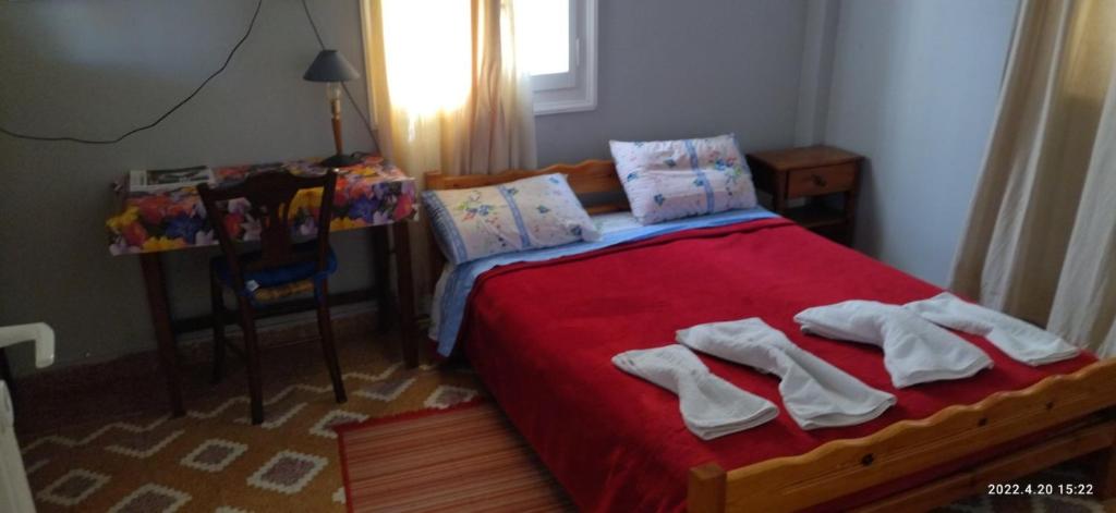 1 dormitorio con 1 cama con toallas en Faneromeni Two bed Apartment B (1st Floor) en Zakynthos