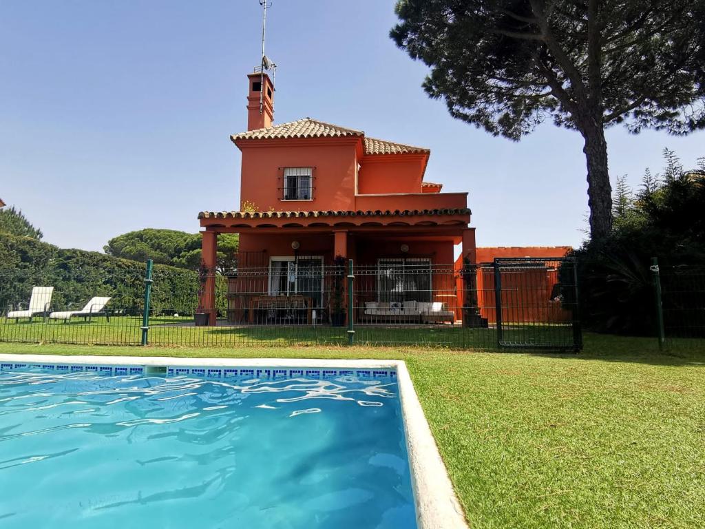 Bazén v ubytování Chalet Novo sancti petri nebo v jeho okolí