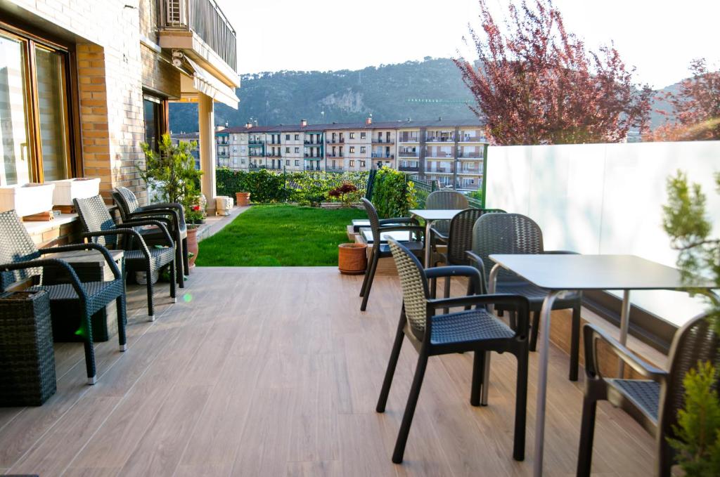 una fila de mesas y sillas en un patio en B&B Zaldu en Estella