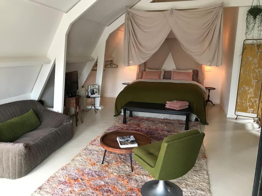 埃丹的住宿－Boutique B&B in Edam，一间卧室配有一张床、一张沙发和一把椅子