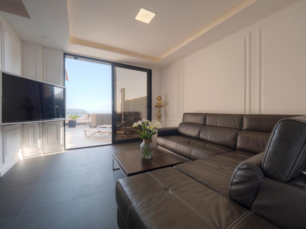 Uma televisão e/ou sistema de entretenimento em Misisuone Apartments Budva