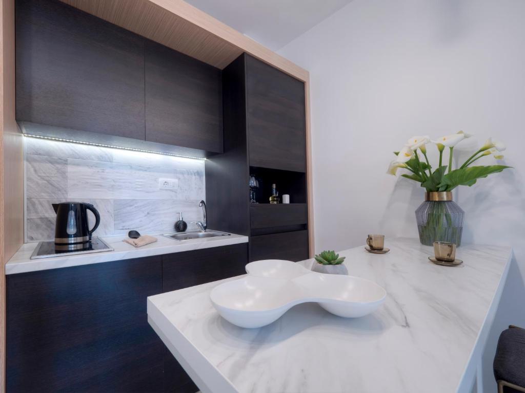 A cozinha ou kitchenette de Misisuone Apartments Budva