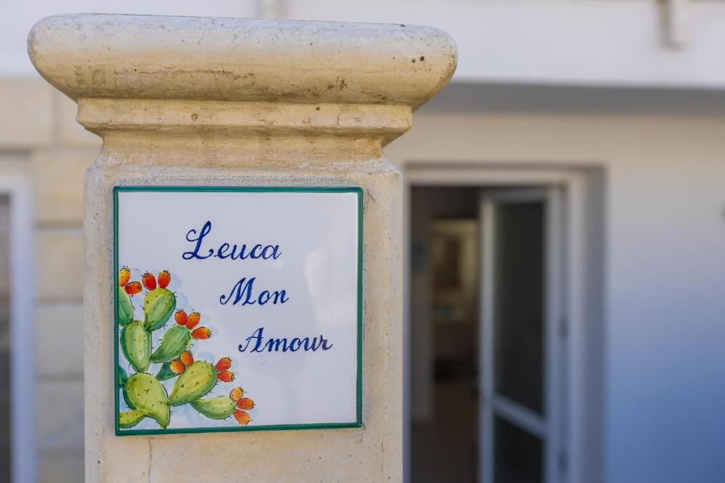レウカにあるLeuca Mon Amourのサボテン付き石柱の看板