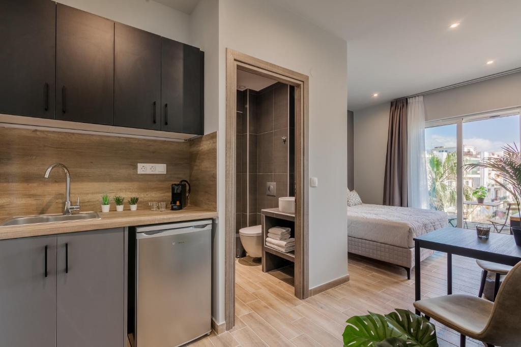 una cucina e un soggiorno con un letto in una camera di Raise Kornarou City Stay a Heraklion