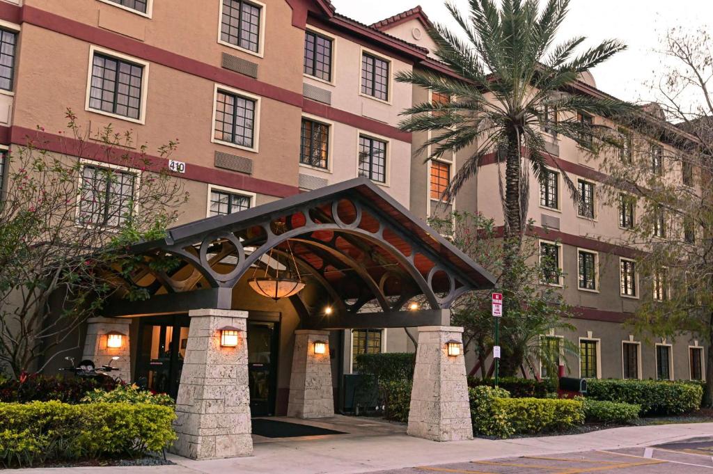 種植園的住宿－Sonesta ES Suites Fort Lauderdale Plantation，一座酒店,前面有一座棕榈树建筑