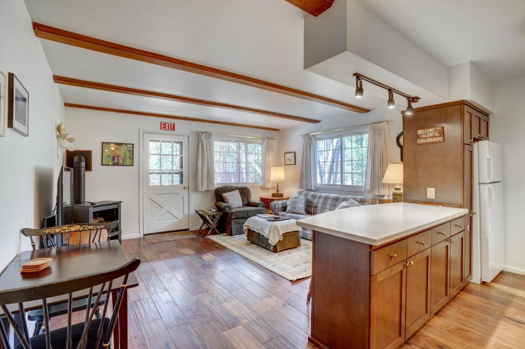 cocina y sala de estar con sofá y mesa en Fall River Casita, en Estes Park