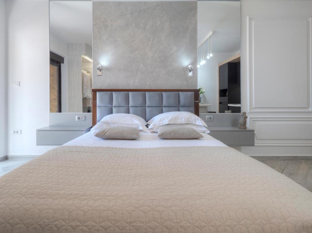 Uma cama ou camas num quarto em Misisuone Apartments Budva