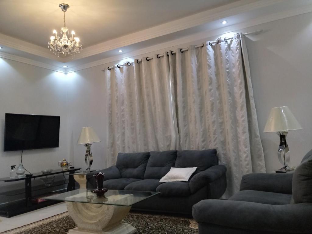 uma sala de estar com um sofá e uma mesa em Casa da Thalita em Pirenópolis