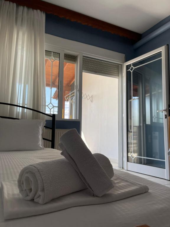 Postel nebo postele na pokoji v ubytování Artemis Hotel Apartments