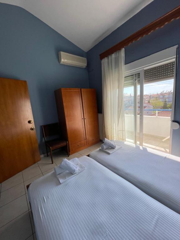 Postel nebo postele na pokoji v ubytování Artemis Hotel Apartments