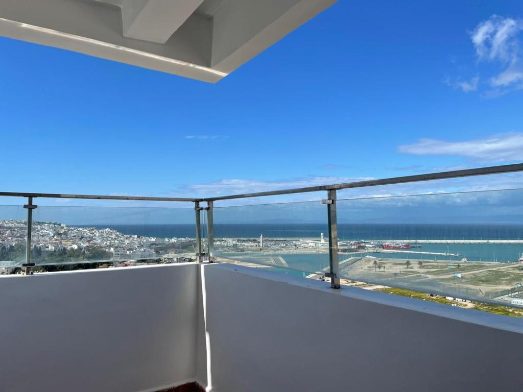 Elle comprend un balcon offrant une vue sur l'océan. dans l'établissement SAMYAflat, à Tanger