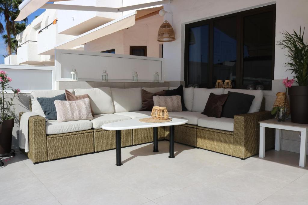 Posedenie v ubytovaní BIG sun terrace renovated 2-bedroom luxury duplex