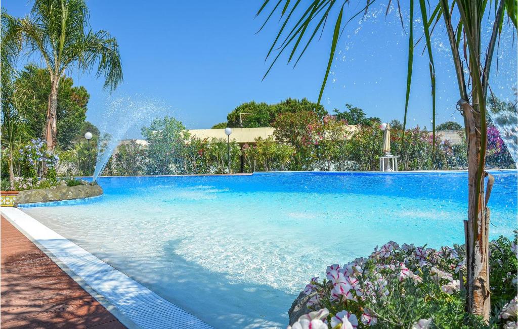 a swimming pool with a fountain in a resort at Alessidamo Bilo in Metaponto