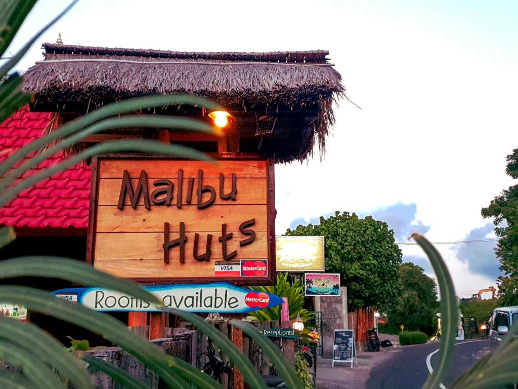 una señal en el lateral de un edificio en Malibu Huts, en Nusa Penida