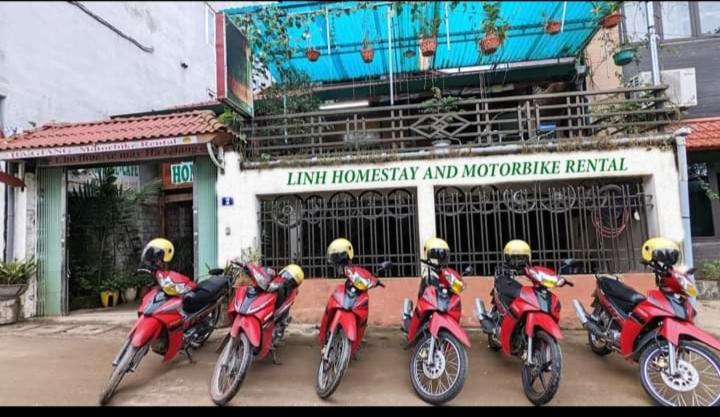 un grupo de personas en motocicletas estacionado frente a un edificio en Linh Homestay and motorbikes rent, en Ha Giang