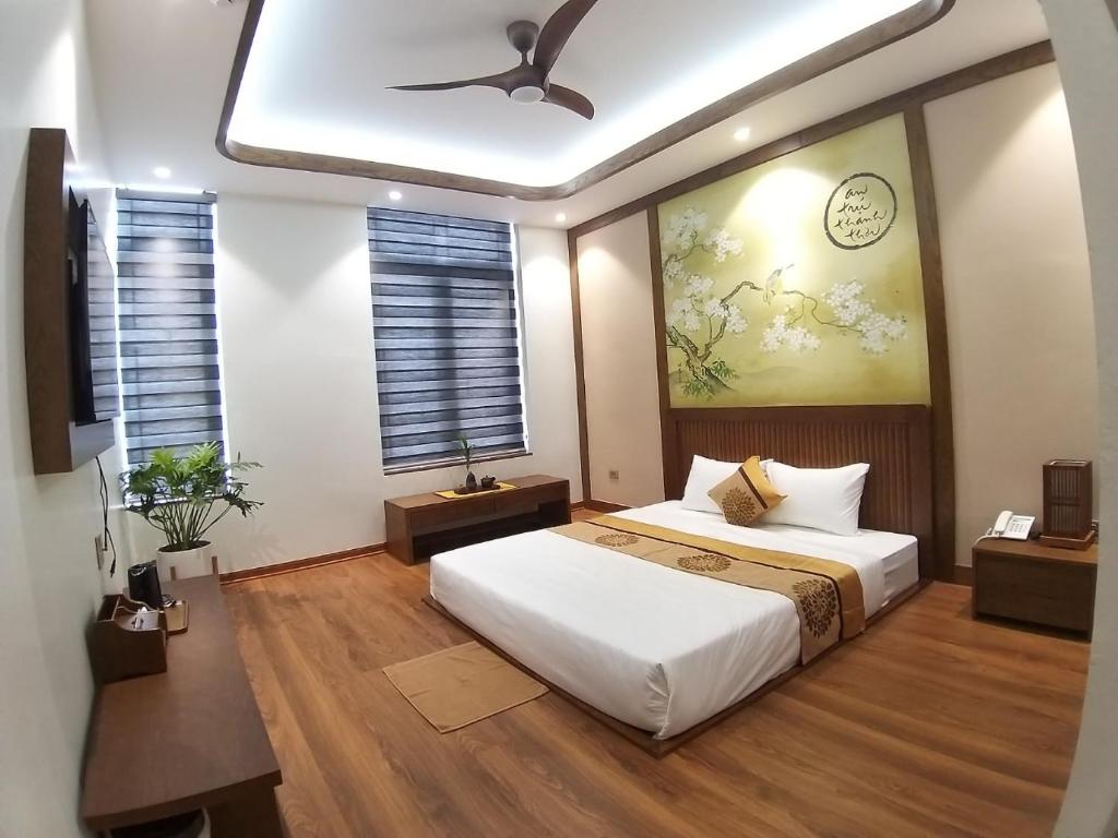Postel nebo postele na pokoji v ubytování Samatha Hotel Bai Chay, Ha Long