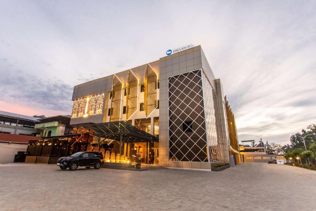 um edifício com um carro estacionado em frente em Best Western Batang Garing em Palangkaraya