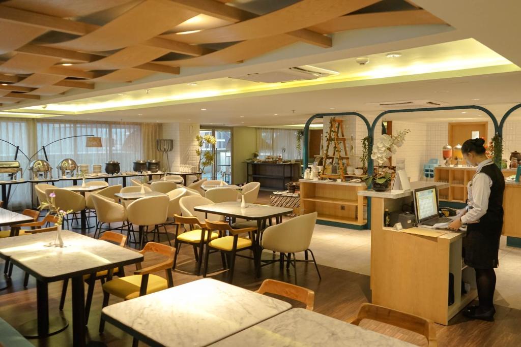 Restaurace v ubytování Louis Kienne Hotel Pemuda