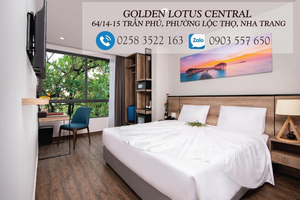 - une chambre avec un lit, un bureau et une télévision dans l'établissement Golden Lotus Central Hotel, à Nha Trang