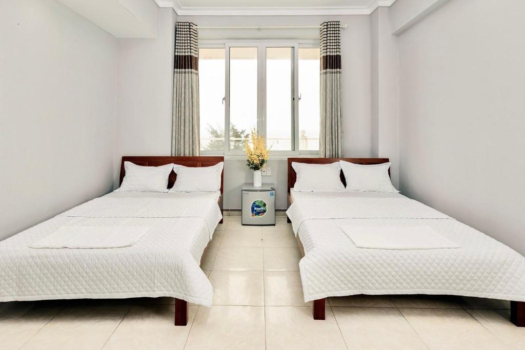 Tempat tidur dalam kamar di Khách sạn Hà Nội 2 Mặt Biển Sầm Sơn