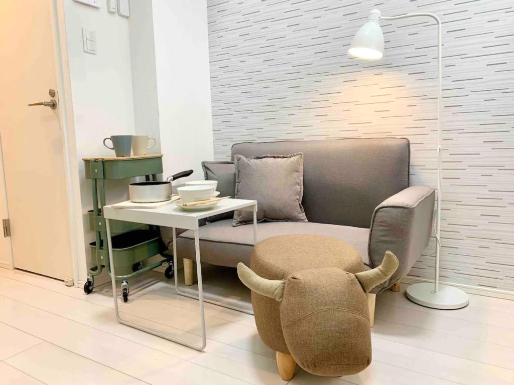 - un salon avec un canapé, une table et une chaise dans l'établissement KIKO HOUSE - Vacation STAY 42460v, à Tokyo