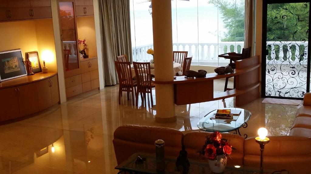 uma sala de estar com um sofá e uma mesa em Tropical Sea View & Sunshine em Batu Ferringhi