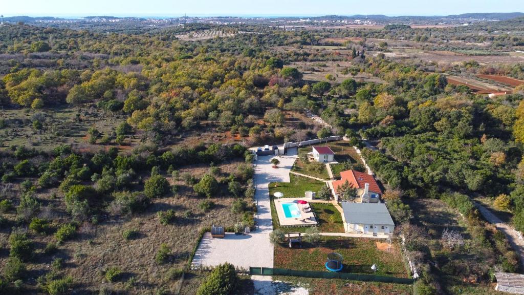 una vista aérea de una casa en un campo en Bella di Campo en Rovinj