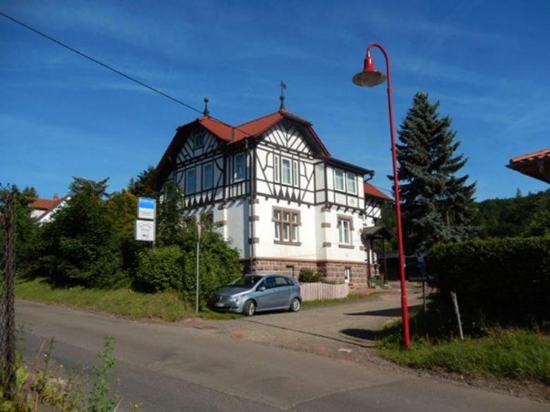 uma casa com um carro estacionado em frente em Pension Christ em Waltershausen