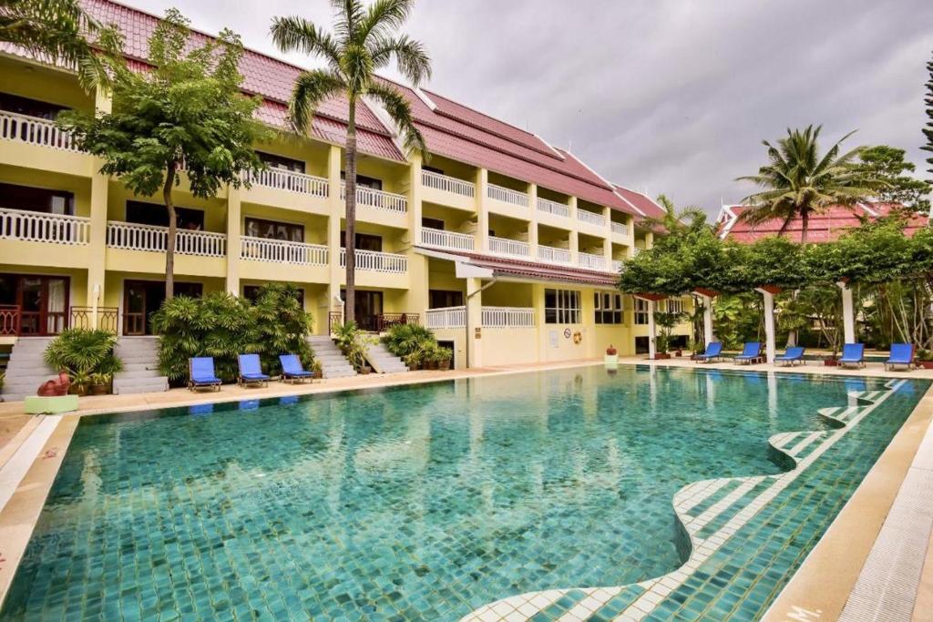Bazén v ubytování MW Krabi Beach Resort - Ao Nang - SHA Extra Plus nebo v jeho okolí