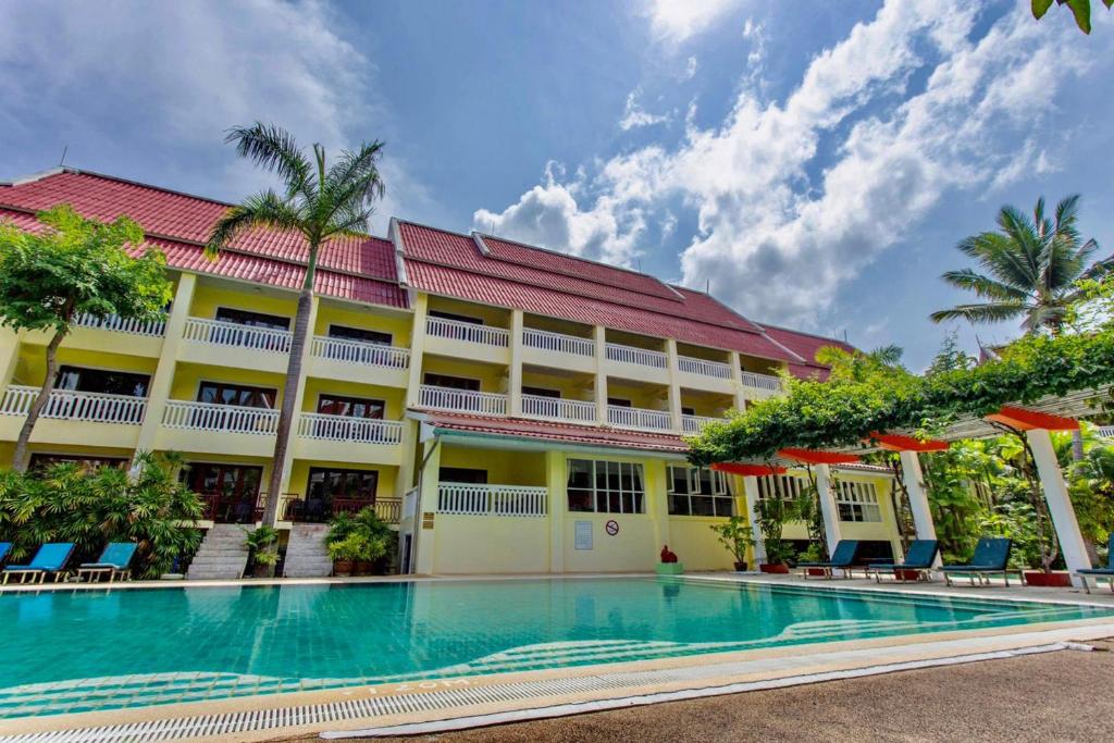 Bazén v ubytování MW Krabi Beach Resort - Ao Nang - SHA Extra Plus nebo v jeho okolí
