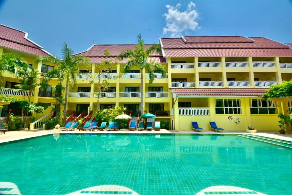 Bazén v ubytování MW Krabi Beach Resort - Ao Nang - SHA Extra Plus nebo v jeho okolí