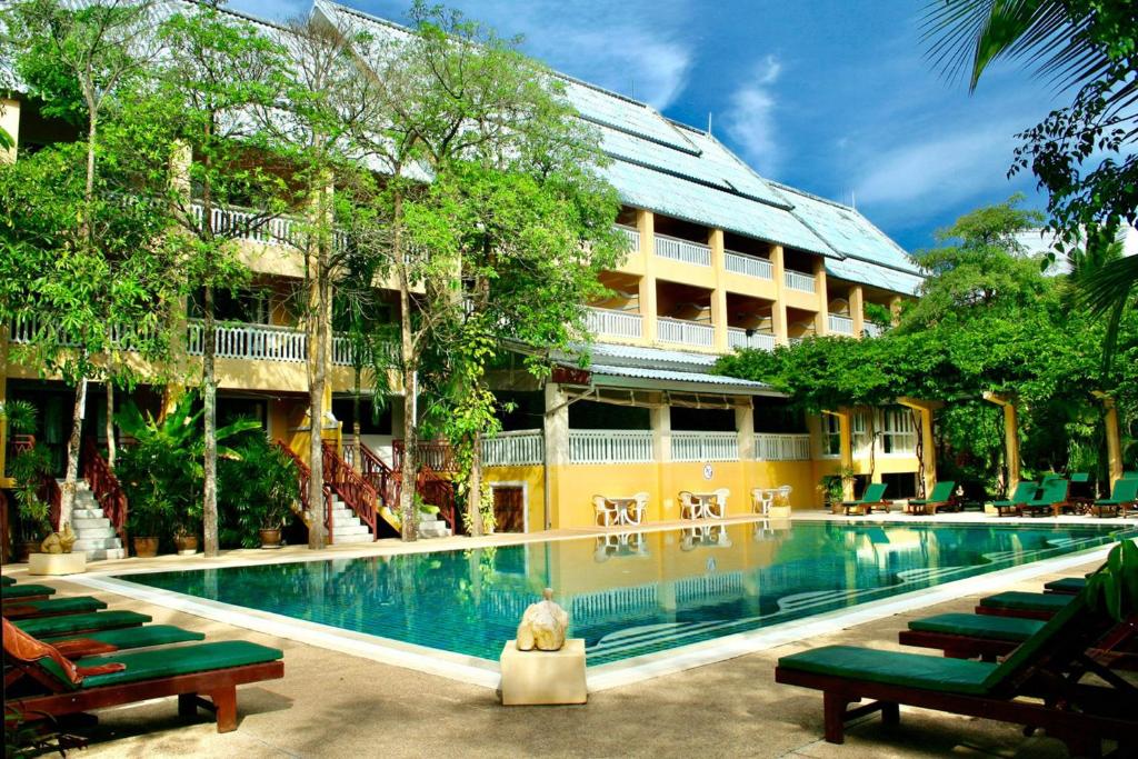 Bazén v ubytování MW Krabi Beach Resort - Ao Nang - SHA Extra Plus nebo v jeho okolí